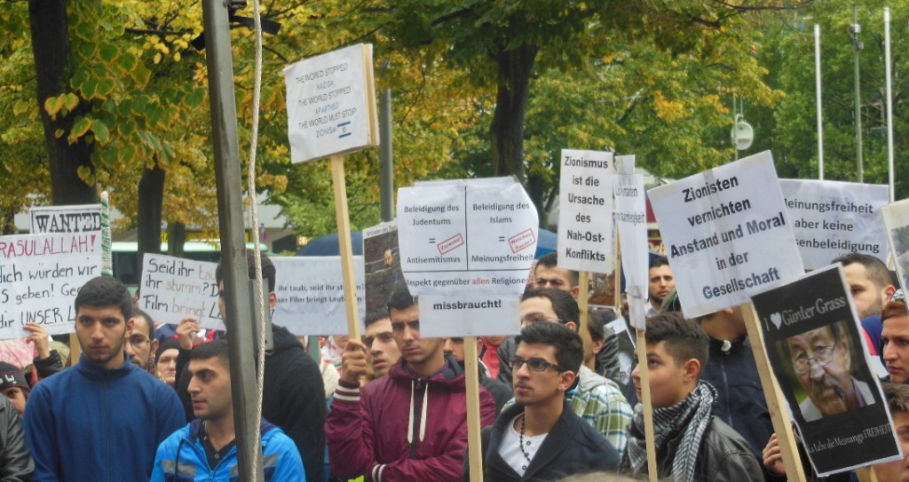Demonstranten am Wittenbergplatz
