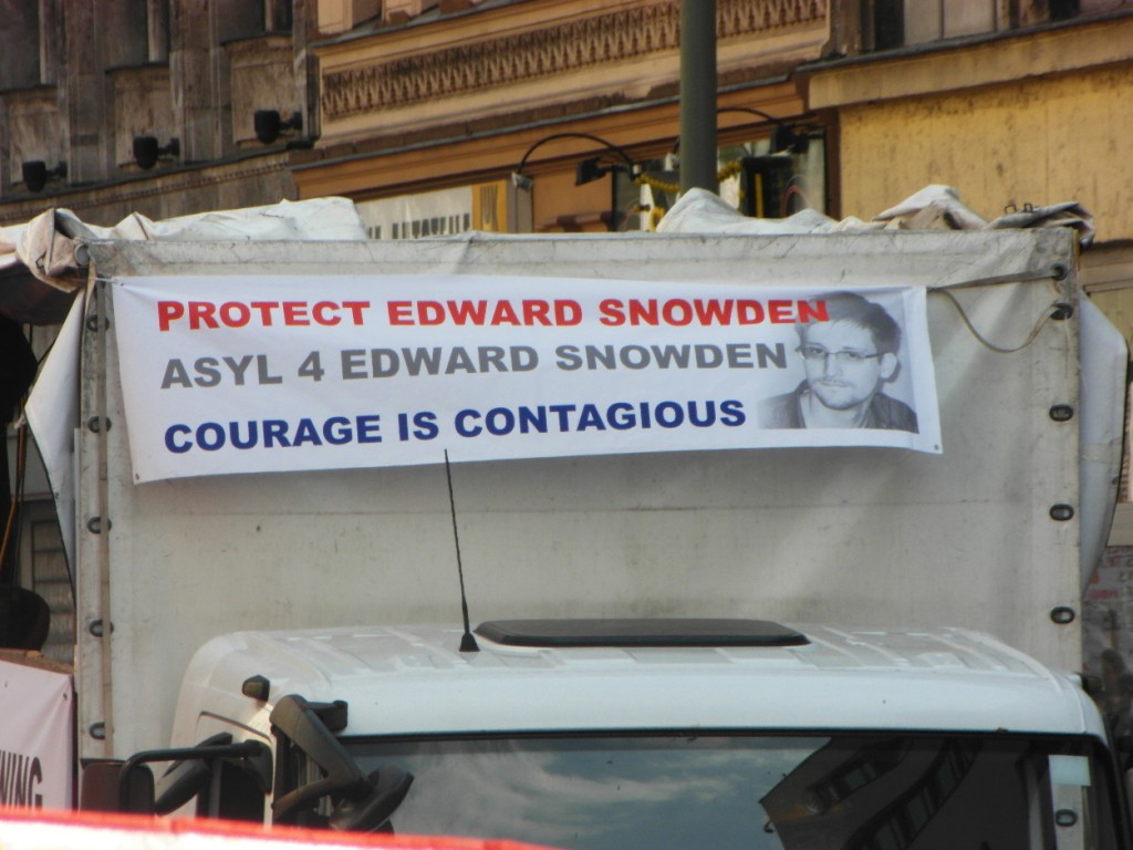 Abb. 14: StopWatchingUs Demo Berlin 2013 — Protect Edward Snowden, asyl 4 Edward Snowden, courage is contagious.