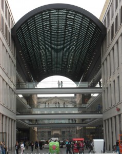 Passage der „Mall of Berlin“ im Mittelteil mit dem Bundesrat im Hintergrund.
