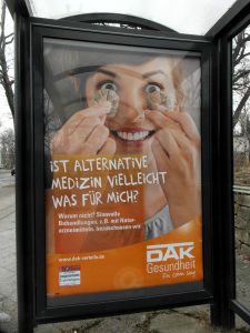 Werbeplakat für Alternativmedizin der DAK