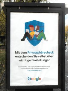 Googles Werbeplakat an Bushaltestellen.