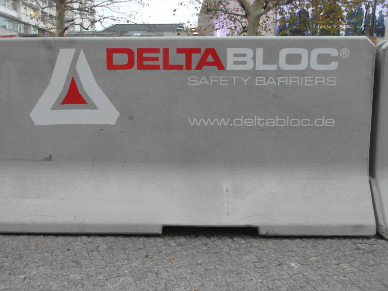 Betonsperren Marke DeltaBloc. Höhe 1m.